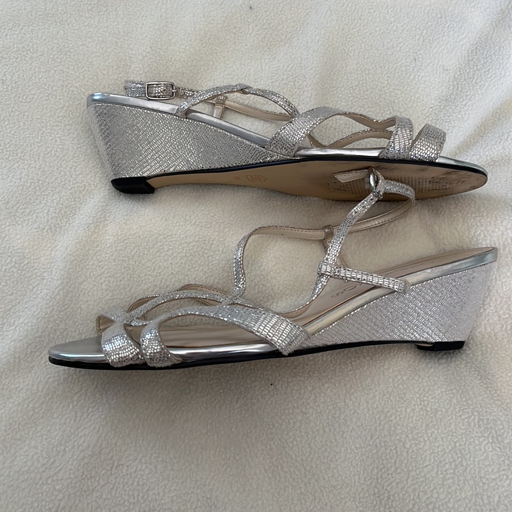 Caparrós silver size 8B women’s wedge heel shoe, barely worn, in good co… - Picture 3 of 8